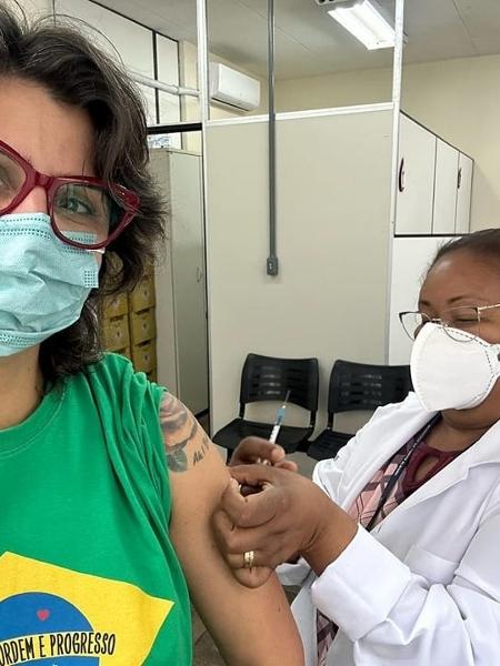 Manuela D"Avila toma a 4ª dose da vacina contra a covid-19 - Reprodução/Facebook