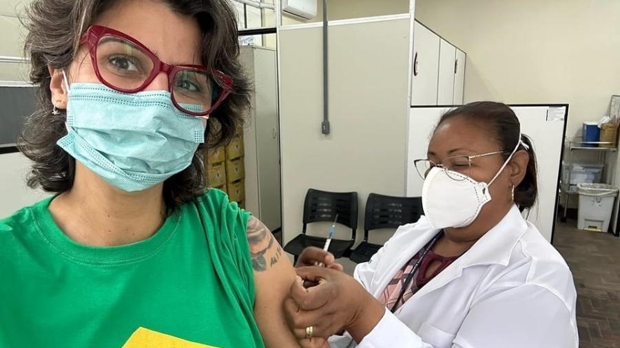 Manuela D"Avila tomando a 4ª dose da vacina contra a covid-19 - Reprodução/Facebook