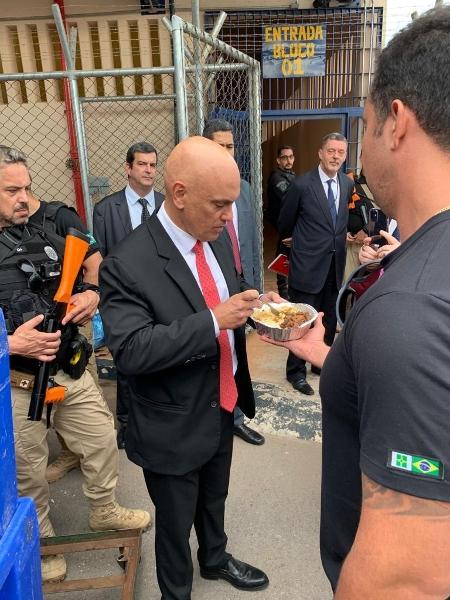 10.abr.23 - Ministro Alexandre de Moraes, do STF, prova comida servida aos presos na Papuda (DF) - Divulgação/STF