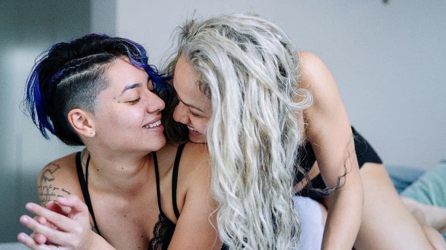 Mulheres trocam carinhos na cama - Getty Images