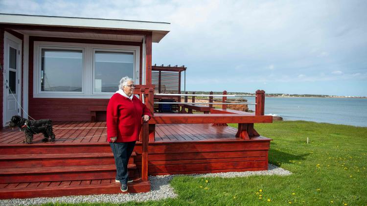 Diane Saint-Jean teme que a próxima grande tempestade leve sua casa para o mar