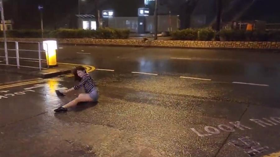 Mulher é arrastada para o meio da rua por tufão em Hong Kong