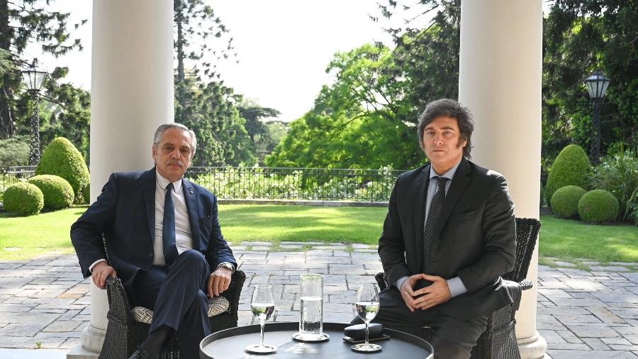 Presidente Alberto Fernández e presidente eleito Javier Milei em primeira foto oficial desde o resultado das eleições