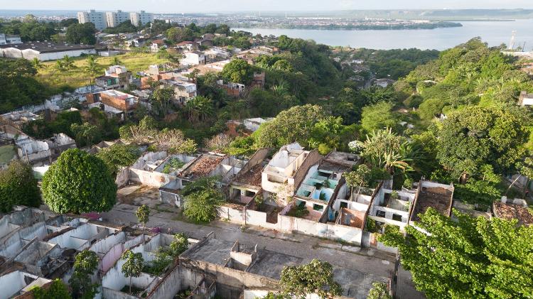 Vista aérea de casas em ruínas em Maceió: bairros foram esvaziados devido ao afundamento do solo causado pela mineração da Braskem
