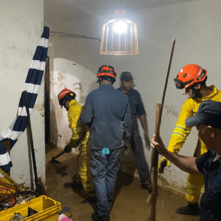 Bombeiros encontraram homem após deslizamento atingir os fundos de casa em São Bernardo