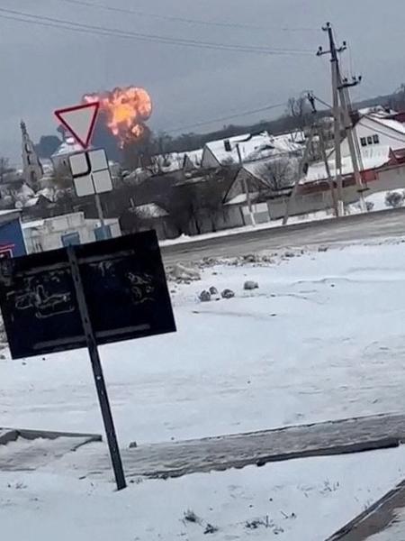 Avião militar da Rússia cai perto de Yablonobo, na região de Belgorod, perto da fronteira com a Ucrânia