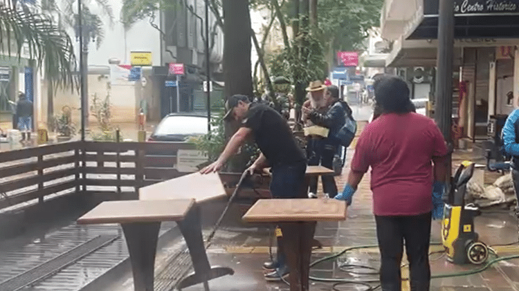 Comerciantes limpam estabelecimentos no centro de Porto Alegre