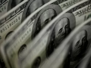 Dólar cai 0,2%, para R$ 5,5083, após presidente do BC descartar intervenção