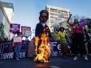 Mulheres cobram fim do PL antiaborto e queimam boneco de Lira na Paulista