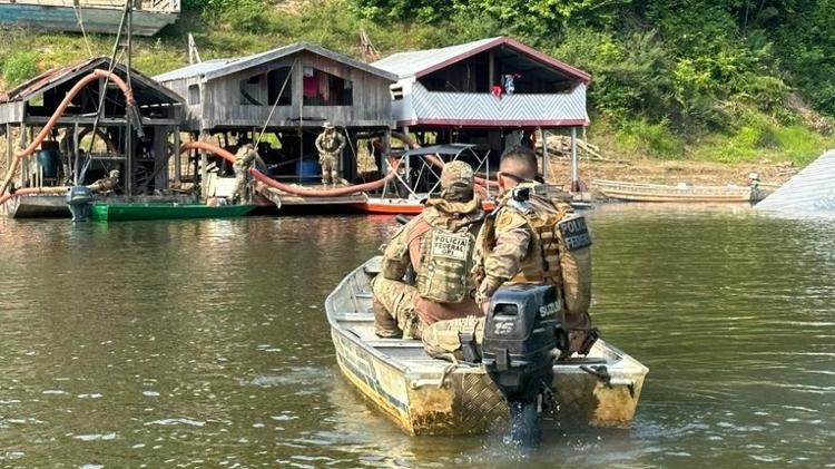 Equipes fazem vistoria em busca de garimpo no rio Madeira, em Humaitá (AM)