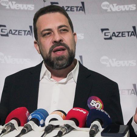 O candidato à Prefeitura de São Paulo, Guilherme Boulos (PSOL), fala à imprensa ao chegar para participar do debate organizado pela TV Gazeta e Canal MyNews