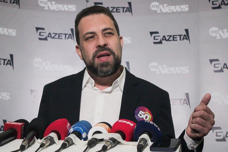 O candidato à Prefeitura de São Paulo, Guilherme Boulos (PSOL), fala à imprensa ao chegar para participar do debate organizado pela TV Gazeta e Canal MyNews