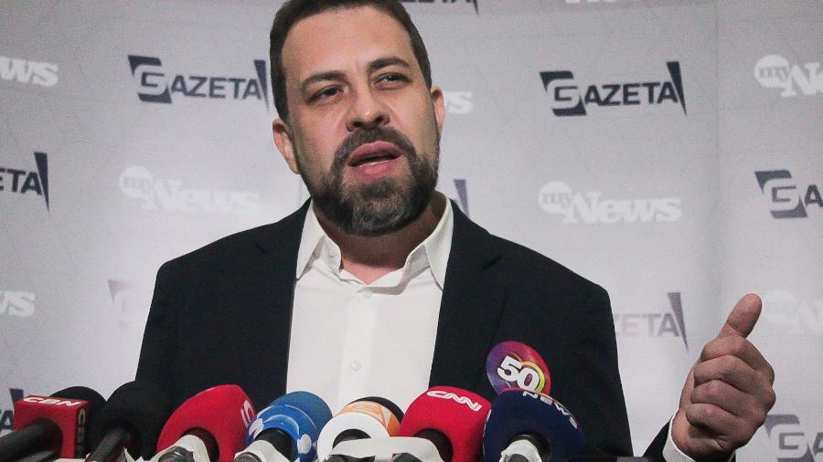 O candidato à Prefeitura de São Paulo, Guilherme Boulos (PSOL), fala à imprensa ao chegar para participar do debate organizado pela TV Gazeta e Canal MyNews