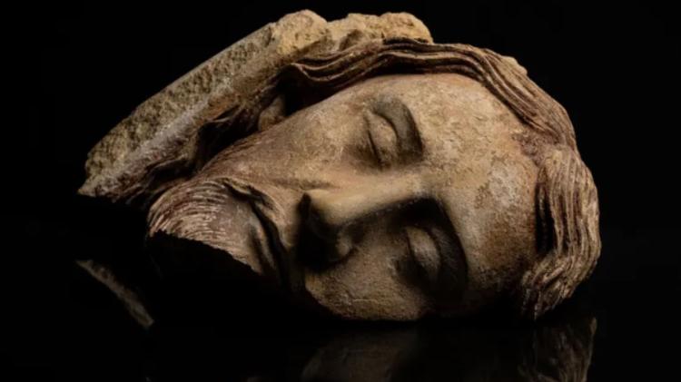 Cabeça de Cristo encontrada nos escombros da Catedral de Notre-dame