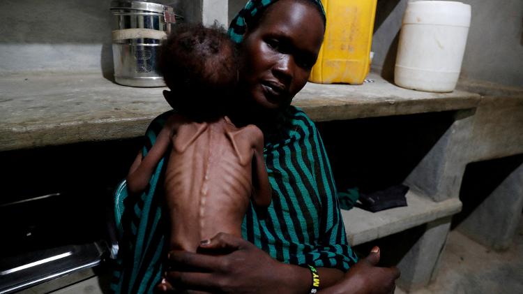 Robaika Peter, 25, segura seu filho gravemente desnutrido na ala pediátrica do Hospital Mãe da Misericórdia em Gidel, Kordofan do Sul, Sudão, 25 de junho de 2024