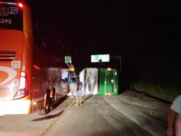 Tombamento de ônibus deixa 20 feridos na BR-381, em Minas Gerais