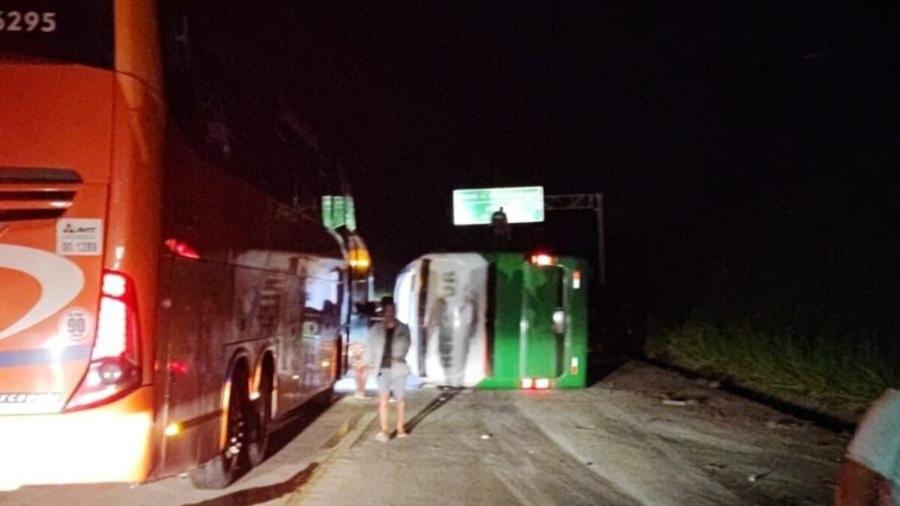 Um ônibus com 51 passageiros tomou na BR-381, em Bom Jesus do Amparo (MG) - Reprodução/Redes Sociais