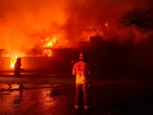 EUA: Ventos têm 'força de furacão' e incêndio é 'pesadelo' para bombeiros