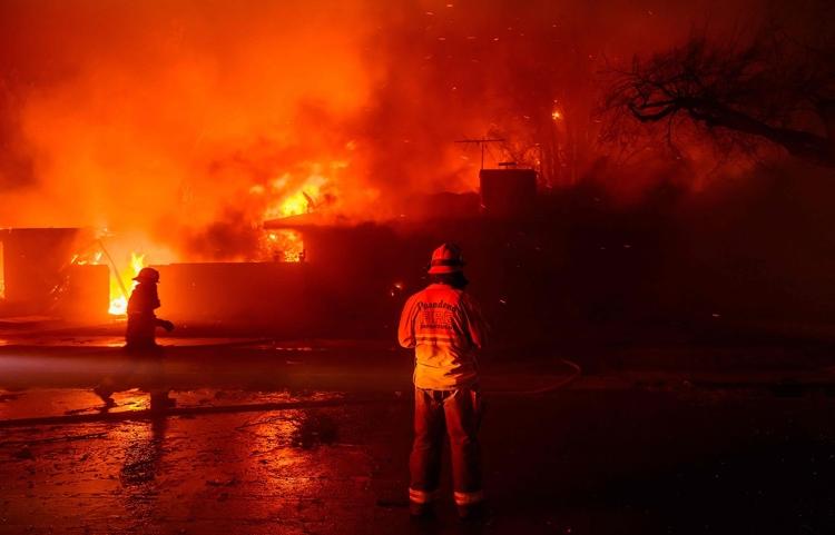 Ventos com força de furacão ajudam a espalhar o fogo no subúrbio de Los Angeles 