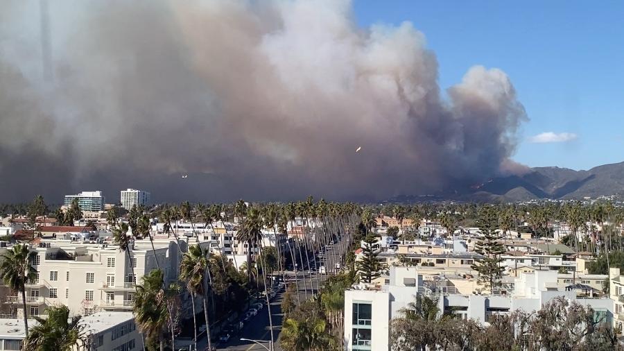 Fumaça sobe das montanhas enquanto incêndio florestal queima em Santa Monica, Califórnia, EUA, em 7 de janeiro de 2025