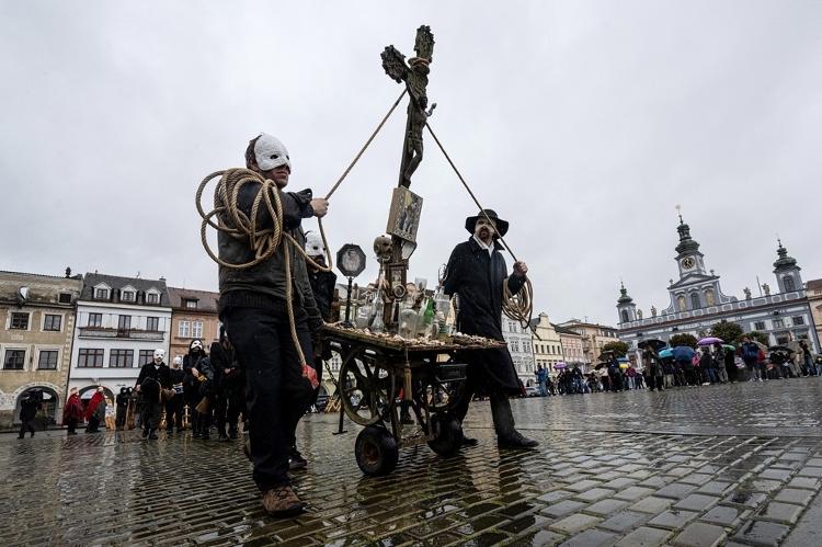 Pessoas usam máscaras brancas em procissão tradicional que representa a crucificação de Cristo na República Checa Pessoas usam máscaras brancas em procissão tradicional que representa a crucificação de Cristo na República Checa