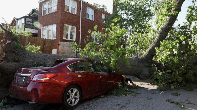 Tornado atinge carro em St. Louis, no Missouri