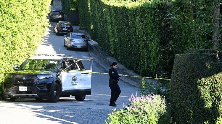Policial perto da casa de Rihanna em Beverly Hills após relatos de disparos contra a propriedade
