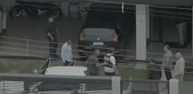 Ap&oacute;s alta hospitalar, Bolsonaro chega em casa para cumprir pena