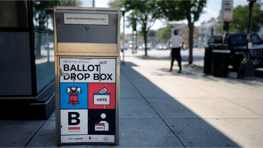20.ago.26 - Urna de coleta de votos do lado de fora de uma biblioteca pública, antes das eleições primárias de meio de mandato, em Boston, Massachusetts, EUA - undefined