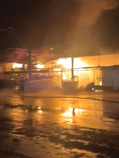 Incêndio atinge galpão da Ceagesp