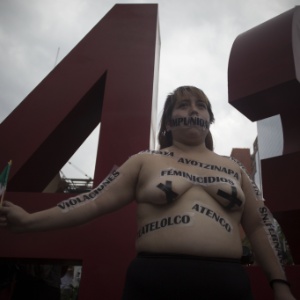 Mulher protesta na Cidade do México contra o desaparecimento dos estudantes - Alejandro Ayala/Xinhua