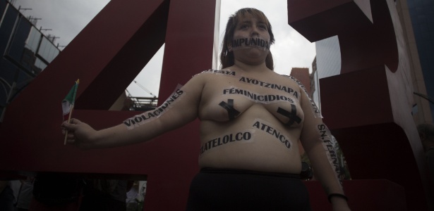 Mulher tira a blusa para protestar contra o desaparecimento dos estudantes da Escola Normal Rural Raúl Isidro Burgos, em Ayotzinapa, na Cidade do México, nesta sexta-feira (26) - Alejandro Ayala/Xinhua