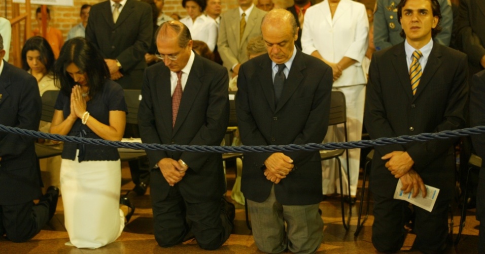 12.out.2005 - A primeira-dama Lu Alckmin, o governador de São Paulo, Geraldo Alckmin, e o então prefeito da capital, José Serra, durante missa na Basílica de Aparecida no feriado nacional, em outubro de 2005