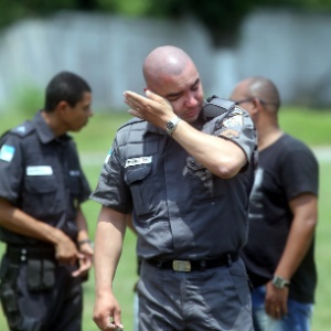 Policial militar chora durante enterro do soldado Neandro Santos de Oliveira, queimado vivo por traficantes - Guilherme Pinto / Extra / Agência O Globo