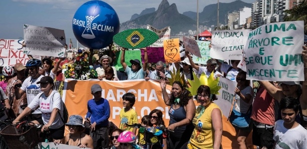 Atos a favor de um acordo climático foram realizados em várias cidades do mundo no domingo, inclusive no Rio de Janeiro - Simon Christophe/ AFP