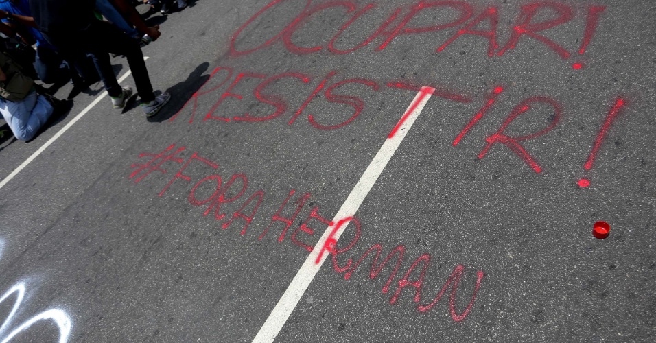 4.dez.2015 - Estudantes escreveram palavras de ordem em rua na região central de São Paulo durante protesto contra a reorganização escolar