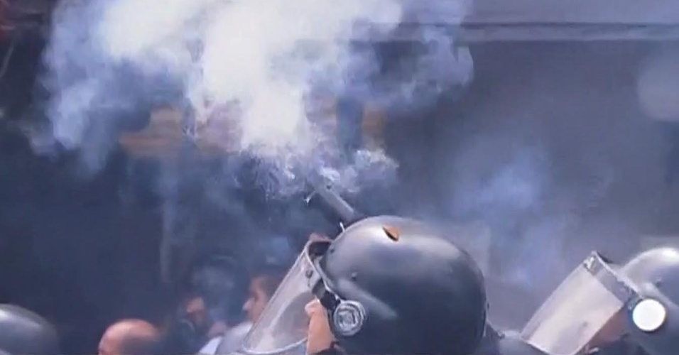 4.dez.2015 - PM lança bomba de gás lacrimogêneo contra estudantes que protestavam na rua da Consolação, no centro de Sp