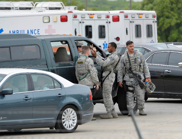 Militares gesticulam dentro da Base Aérea de Lackland, em San Antonio, no Texas, após homicídio seguido de suicídio - Darren Abate/Reuters