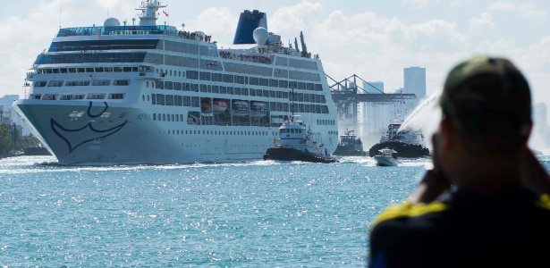 O navio Adonia deixa a cidade de Miami rumo a Cuba neste domingo (1)