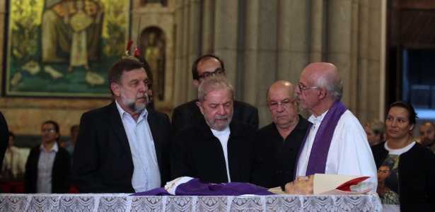 Com o padre Júlio Lancelotti(d), Lula comparece ao velório de dom Paulo Evaristo Arns - Alex Silva/Estadão Conteúdo