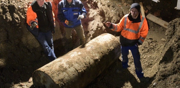 Dois especialistas conseguiram desmontar o artefato de 1,8 tonelada - Stefan Puchner/AFP