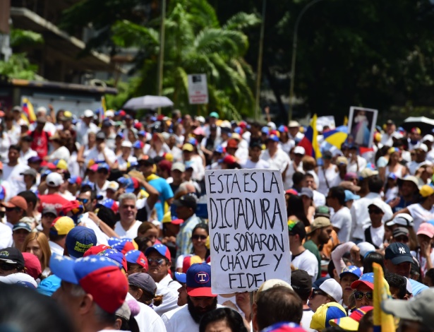 Vestidos de branco, manifestantes protestaram neste sábado em Caracas - Ronaldo Schemidt/AFP