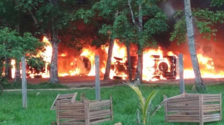 Garimpeiros queimam escritórios do Ibama, ICMBio e Incra em Humaitá, no sul do Amazonas - Divulgação - Divulgação