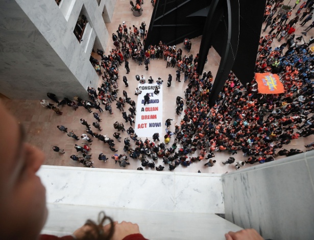 Estudante observa colegas protestando em saguão do Congresso dos EUA nesta quinta - Mark Wilson/AFP Photo