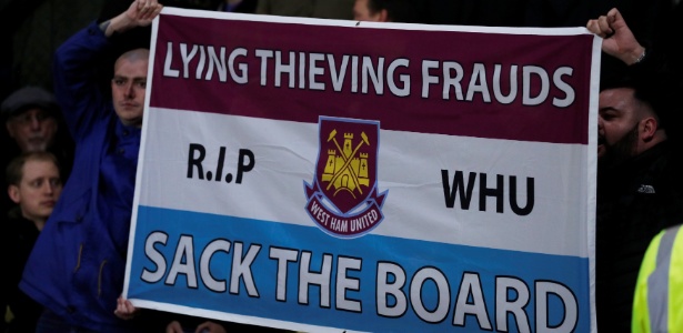 Esses torcedores do West Ham protestaram no estádio, mas outros acabaram ligando para o serviço de emergência para reclamar da equipe - ANDREW COULDRIDGE/REUTERS