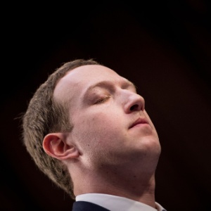Mark Zuckerberg suspira durante depoimento ao Senado americano - Brendan Smialowski/AFP