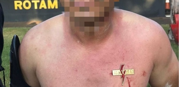 Agente da polícia tem o brasão cravado no peito, um dos 'trotes' e agressões que costumam acontecer entre policiais