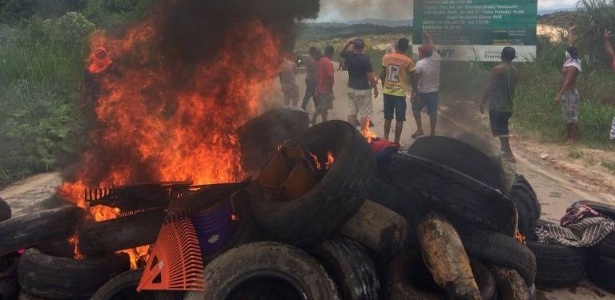 18.ago.2018 - Brasileiros protestam queimando pneus em Paracaima, em Roraima, na fronteira com a Venezuela - Avener Prado/Folhapress