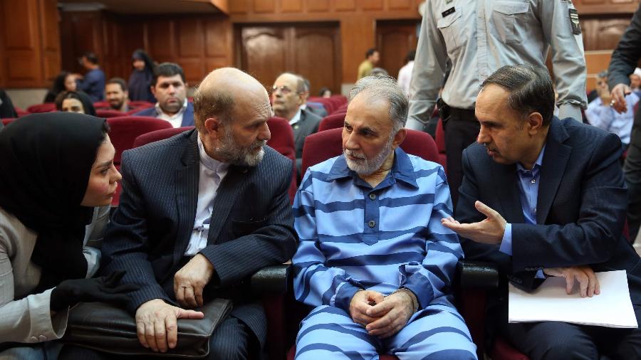 13.jul.2019 - O ex-prefeito de Teerã Mohammad Ali Najafi conversa com seus advogados durante julgamento - Meghdad Madadi/Tasnim News/AFP