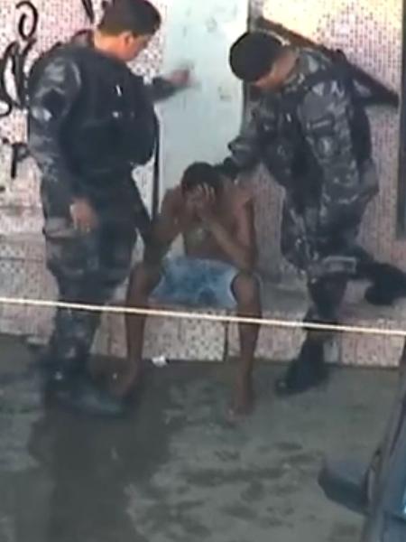 PM dá soco na cabeça de detido durante operação no Rio - Reprodução 